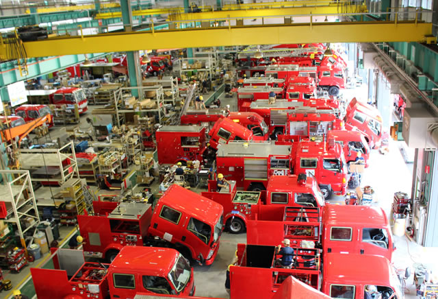 1台ごとに異なる仕様に応じて消防車が生産されている