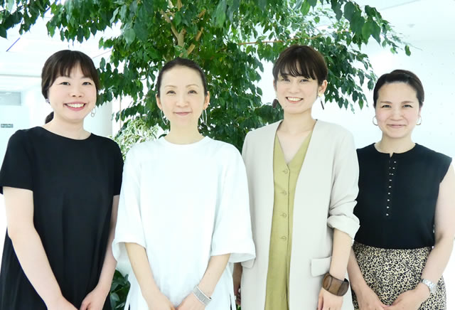 柏木花菜子さん(右から２人目)と｢イディット｣チームのメンバー｡育児をこなしながら仕事でも輝いています