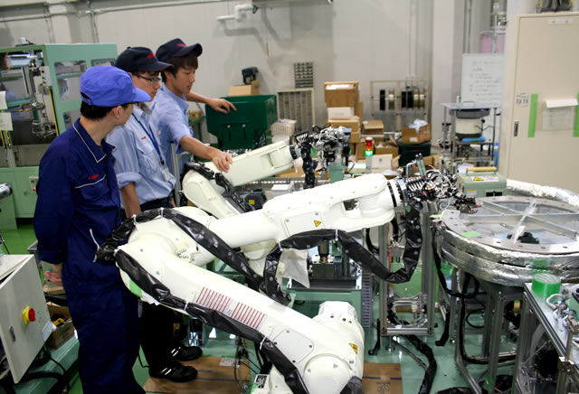 生産技術センターで試運転中のロボット