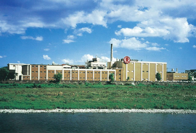 揖保川の東岸に位置するヒガシマル醤油本社工場外観